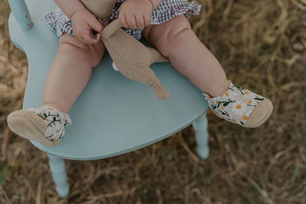 daisy embroidered soft soled baby shoes