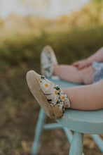Load image into Gallery viewer, embroidered daisy soft soled baby shoes